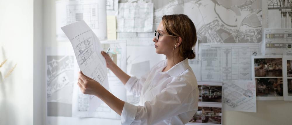 Bauleiterin bei der Arbeit. Jobs in der Baubranche gehören nach wie vor zu den bestbezahlten Berufen.