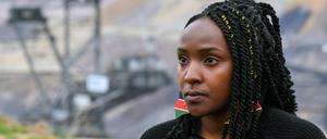 Elizabeth Wathuti, climate activist from Kenia, adresses a press confernece at the open-cast mine Garzweiler in Luetzerath, western Germany on October 16, 2022. - German multinational energy company RWE plans to entirely demolish houses in the village of Luetzerath for coal mining. RWE also brought forward its exit from coal power to 2030 on October 4, 2022 amid fears the country's plans to abandon fossil fuels are wobbling following the energy crisis caused by Russia's war in Ukraine. Russia's curtailing of gas exports to Germany in the wake of the Ukraine war has forced Berlin to make the radical decision to restart mothballed coal power stations, at least temporarily. (Photo by Ina FASSBENDER / AFP)