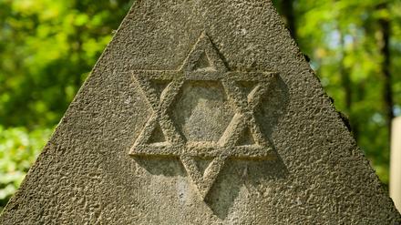 Davidstern, altes Grab, Jüdischer Friedhof, Herbert-Baum-Straße, Weißensee, Pankow, Berlin, Deutschland *** Star of David, old grave, Jewish cemetery, Herbert Baum Straße, Weißensee, Pankow, Berlin, Germany
