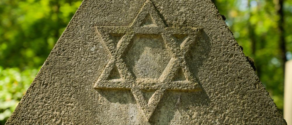 Davidstern, altes Grab, Jüdischer Friedhof, Herbert-Baum-Straße, Weißensee, Pankow, Berlin, Deutschland *** Star of David, old grave, Jewish cemetery, Herbert Baum Straße, Weißensee, Pankow, Berlin, Germany 