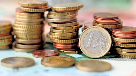 Gestapelte Geldmünzen liegen nebeneinander.