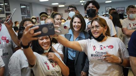 Senatorin Catherine Cortez Masto mit Mitgliedern der Culinary Union