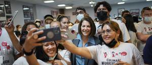 Senatorin Catherine Cortez Masto mit Mitgliedern der Culinary Union
