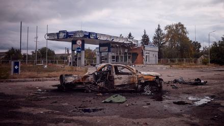 Ein zerstörtes Auto in Balaklija.