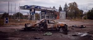 Ein zerstörtes Auto in Balaklija.