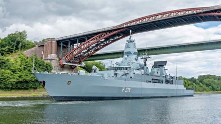 Fregatte „Sachsen“ auf dem Weg zu einer Übung mit dem in einem 20-Fuß-Container eingerüsteten Laserwaffendemonstrator.