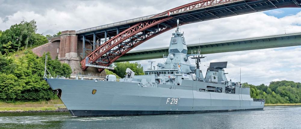 Fregatte „Sachsen“ auf dem Weg zu einer Übung mit dem in einem 20-Fuß-Container eingerüsteten Laserwaffendemonstrator.