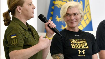 Yuliia „Taira“ Paievska (rechts) nach ihrer Rückkehr aus russischer Kriegsgefangenschaft.