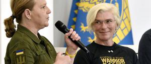 Yuliia „Taira“ Paievska (rechts) nach ihrer Rückkehr aus russischer Kriegsgefangenschaft.