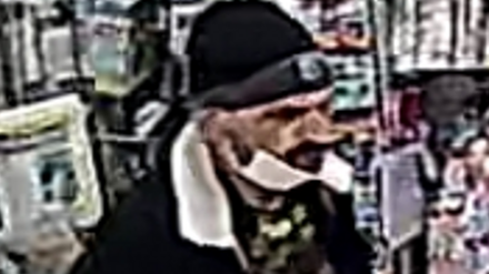 Mit zwei Fotos aus einer Überwachungskamera fahndet die Polizei nach dem Tatverdächtigen.