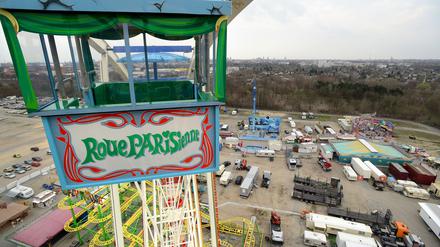 Ausblick von oben. 78.000 Quadratmeter ist der Zentrale Festplatz groß - aber nur in weiter Ferne lässt sich hier der Funkturm Berlin erkennen.