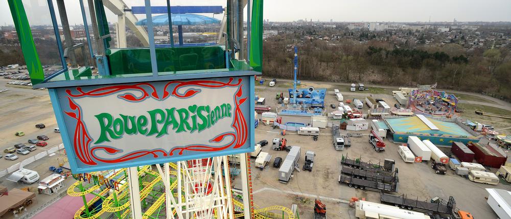 Ausblick von oben. 78.000 Quadratmeter ist der Zentrale Festplatz groß - aber nur in weiter Ferne lässt sich hier der Funkturm Berlin erkennen.