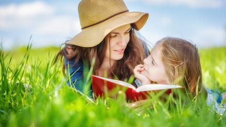 Auf Augenhöhe. Mutter und Tochter lesen gemeinsam.