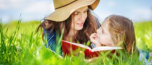 Auf Augenhöhe. Mutter und Tochter lesen gemeinsam.