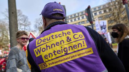 Demonstrant bei der Solidarischer-Herbst-Demonstration in Berlin im Oktober 2022. 