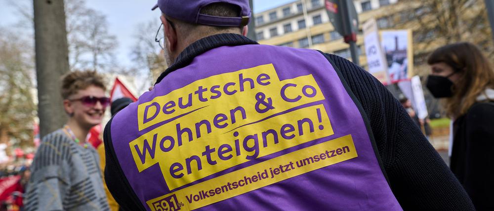 Demonstrant bei der Solidarischer-Herbst-Demonstration in Berlin im Oktober 2022. 