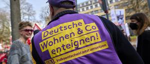 Demonstrant bei der Solidarischer-Herbst-Demonstration in Berlin im Oktober 2022. 