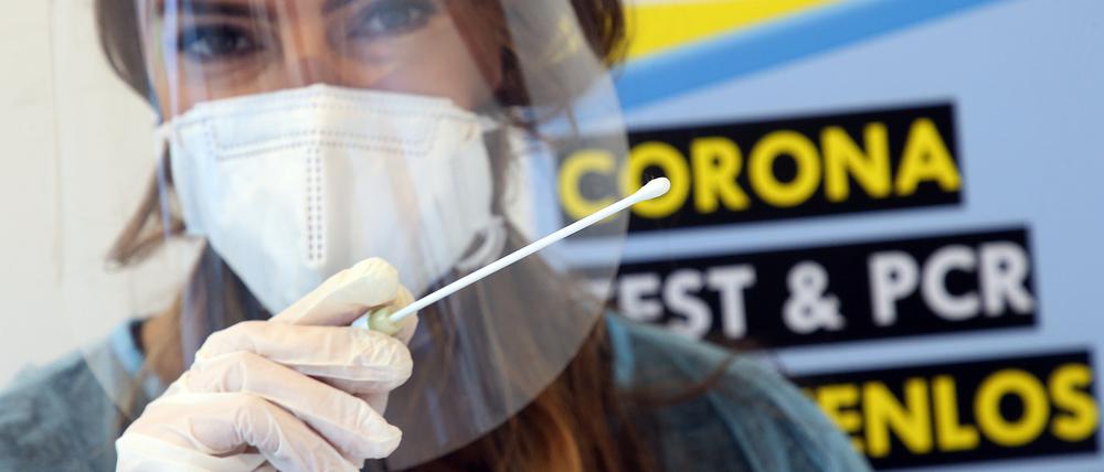 Eine Mitarbeiterin einer Corona-Teststelle in Brandenburg.