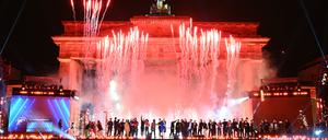 In den vergangenen beiden Jahren waren die großen Feiern am Brandenburger Tor mit Zehntausenden Besuchern wegen Corona ausgefallen.