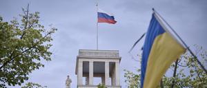 Fahnen auf Botschaftsdächern in Berlin Die wehende ukrainische Fahne vor der russischen Botschaft am 15.08.2022 in Berlin. Berlin Berlin Deutschland *** Flags on embassy roofs in Berlin The waving Ukrainian flag in front of the Russian embassy on 15 08 2022 in Berlin Berlin Germany