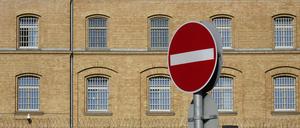 Verkehrsschild und Gefängnis Verkehrsschild und Gefängnis, 03.10.2020, Moabit, Alt-Moabit, Berlin, Vor einem Gefängnisgebäude steht ein Verkehrsschild. *** Traffic sign and prison Traffic sign and prison, 03 10 2020, Moabit, Alt Moabit, Berlin, In front of a prison building there is a traffic sign
