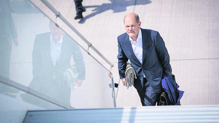 Bundeskanzler Olaf Scholz (SPD) geht auf dem Flughafen BER Berlin-Brandenburg auf dem militärischen Teil zum Airbus A340 der Luftwaffe für den Flug nach Den Haag (Niederlande). (Archiv)