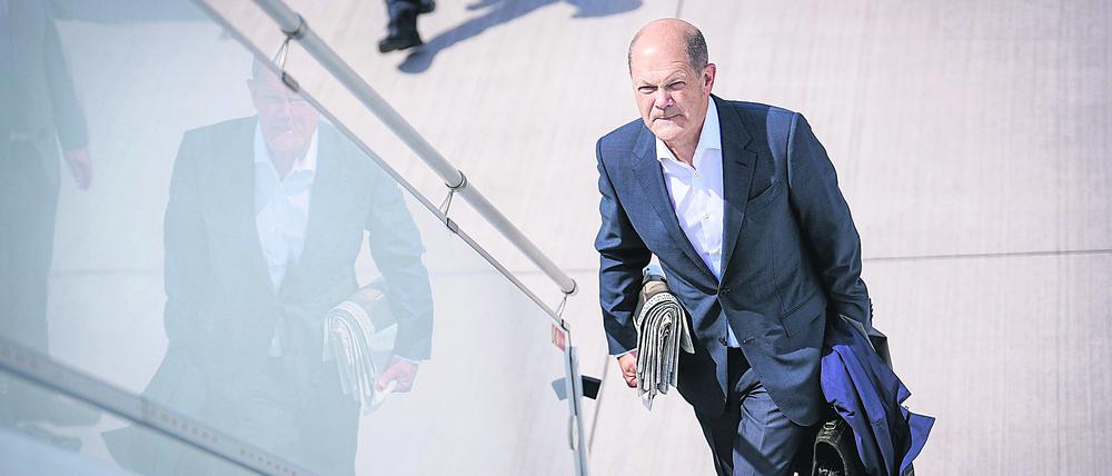 Bundeskanzler Olaf Scholz am Flughafen BER Berlin-Brandenburg.