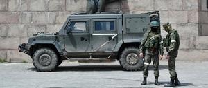 Russische Soldaten vor dem Russian servicemen patrol vor einem Monument in Cherson im Mai.