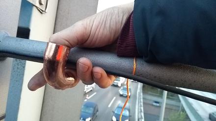 Mit sogenannten Fingerlocks befestigten sich die Klimademonstranten an Autobahn-Schilderbrücken in Berlin.