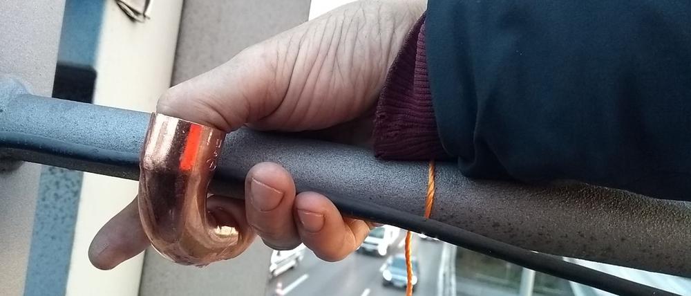 Mit sogenannten Fingerlocks befestigten sich die Klimademonstranten an Autobahn-Schilderbrücken in Berlin.
