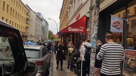Passanten stehen vor Curry 61.