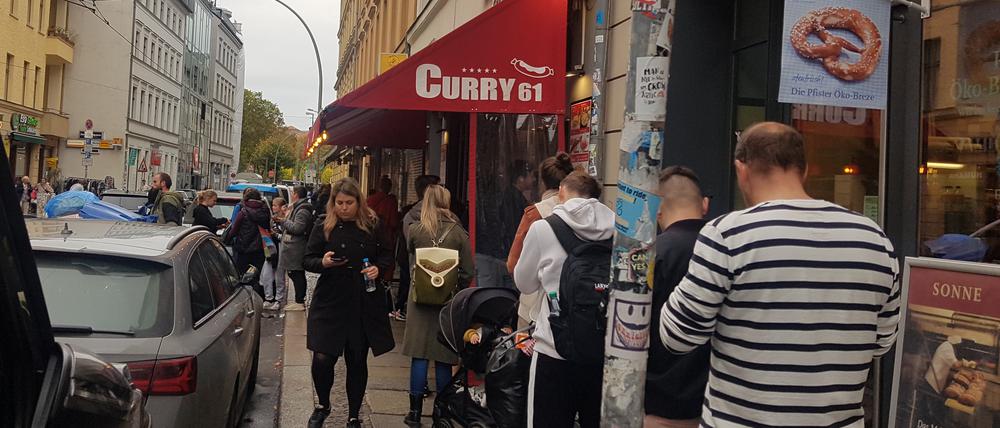 Passanten stehen vor Curry 61.