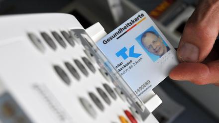 Eine elektronische Gesundheitskarte der Techniker Krankenkasse steckt in einem Lesegerät.