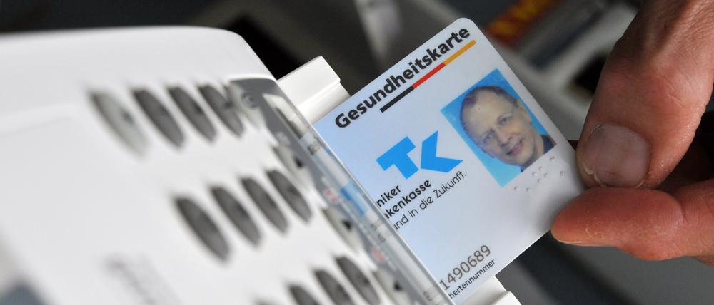 Eine elektronische Gesundheitskarte der Techniker Krankenkasse steckt in einem Lesegerät.