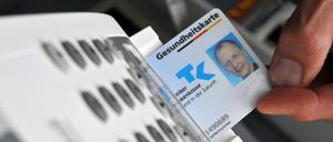Eine elektronische Gesundheitskarte der Techniker Krankenkasse steckt in einem Lesegerät.