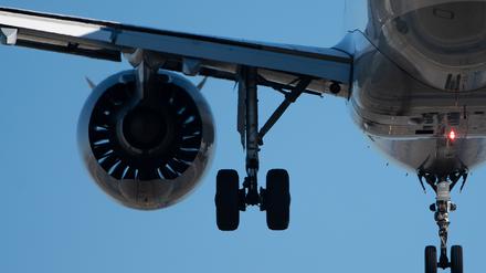 Ein Passagierflugzeug der Fluggesellschaft Lufthansa im Landeanflug. (Symbolbild)
