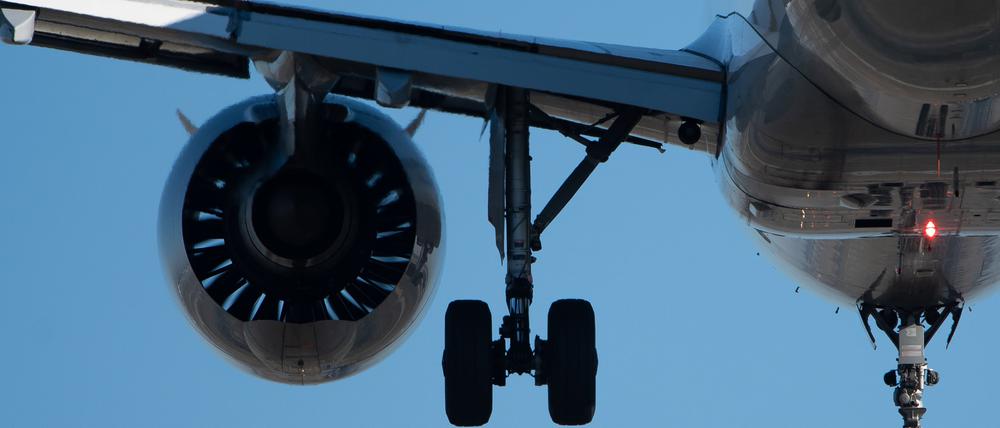 Ein Passagierflugzeug der Fluggesellschaft Lufthansa im Landeanflug. (Symbolbild)