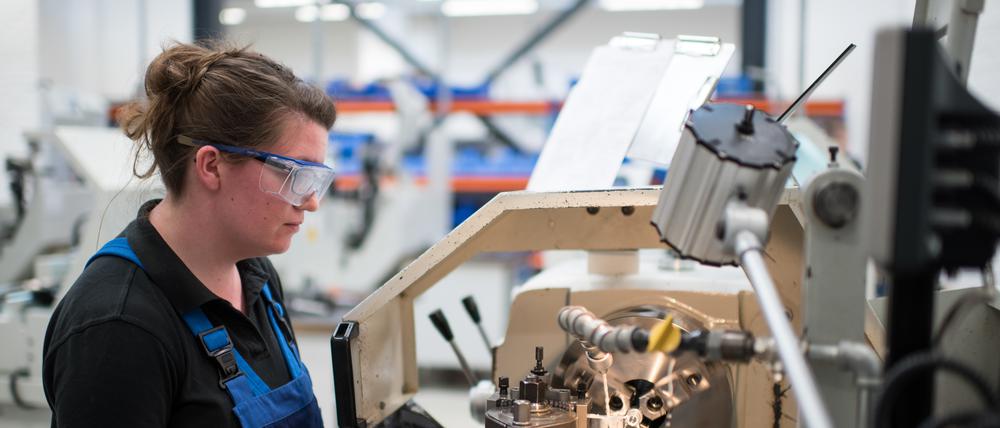 Eine Auszubildende arbeitet am in einer Ausbildungswerkstatt für Mechaniker im ABB Ausbildungszentrum in Berlin. 