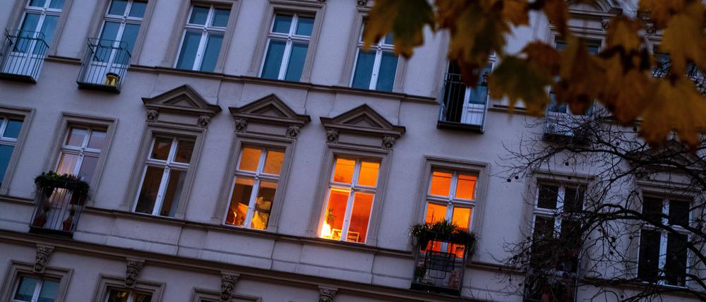 Erleuchtete Fenster in einem Wohnhaus in Berlin-Prenzlauer Berg