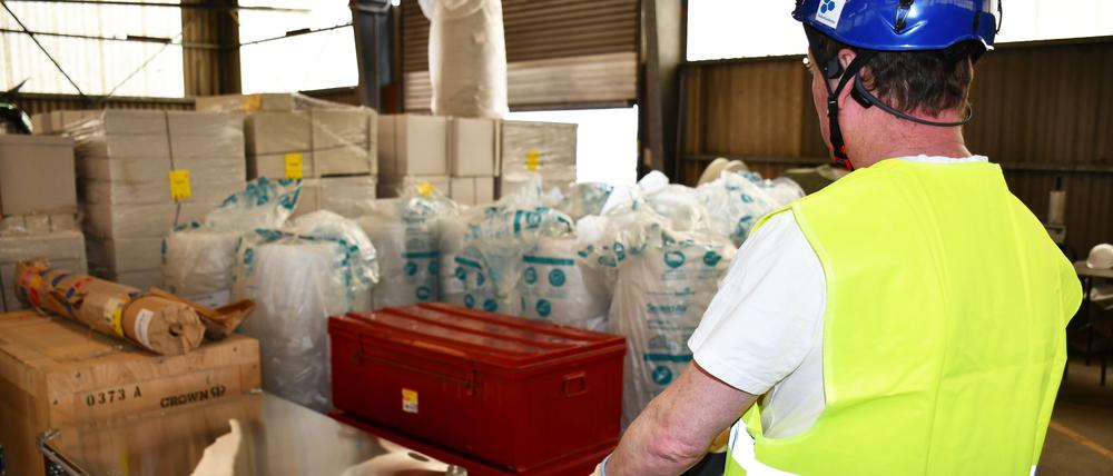 Beim Verladen der Hilfsgüter im Logistikzentrum des Technischen Hilfswerks in Hilden.