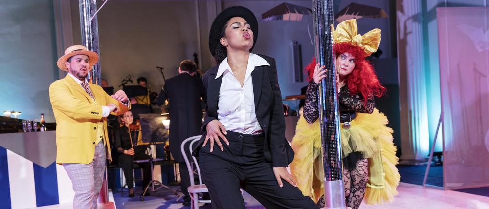 Szene mit Victoria Randem, Ema Nikolovska und Lucile, Andrés Moreno García