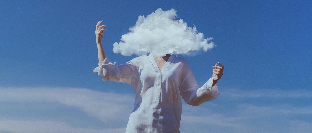 Kopf in den Wolken