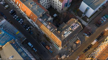 „Keine Gerechtigkeit, kein Frieden“ und „Das kann man nicht anfassen!“ steht auf dem Dach der  Liebigstraße 34 in Berlin.