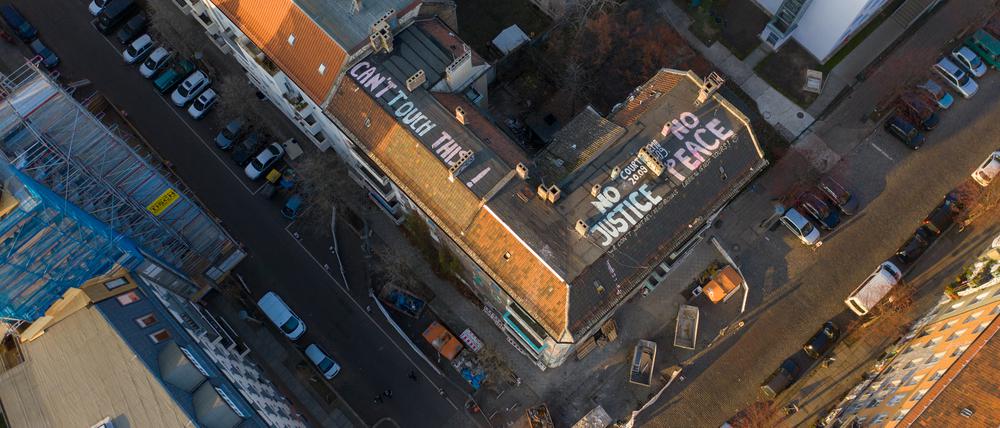 „Keine Gerechtigkeit, kein Frieden“ und „Das kann man nicht anfassen!“ steht auf dem Dach der Liebigstraße 34 in Berlin.