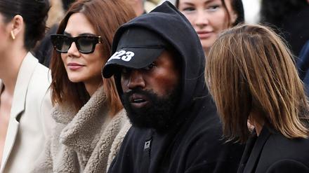 Kanye West soll Adidas-Angestellten unter anderem pornografische Videos und Fotos gezeigt haben (Archivbild).