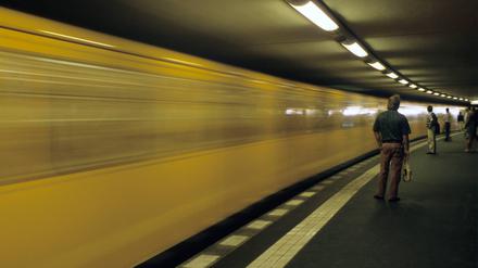 Einfahrende U-Bahn am U-Bahnhof Potsdamer Platz in Berlin. 