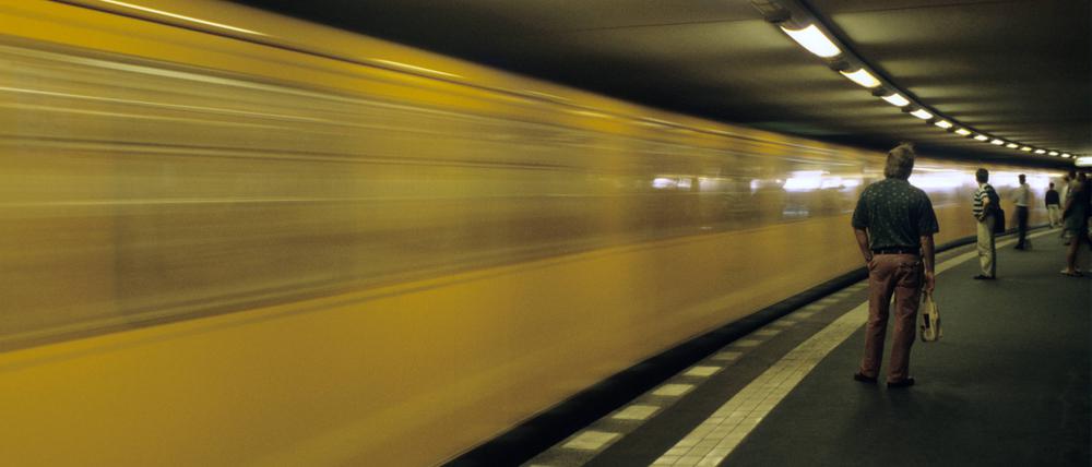Einfahrende U-Bahn am U-Bahnhof Potsdamer Platz in Berlin. 