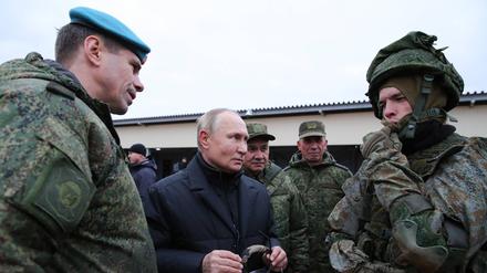 Der russische Präsident Putin (2. v. l.) und der russische Verteidigungsminister Sergej Schoigu (3. v. l.) besuchen im Oktober 2022 einen Truppenübungsplatz, um sich ein Bild von der gemeinsamen Gefechtsausbildung von Freiwilligen und mobilisierten Reservisten der russischen Armee zu machen.