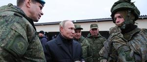 Der russische Präsident Putin (2. v. l.) und der russische Verteidigungsminister Sergej Schoigu (3. v. l.) besuchen im Oktober 2022 einen Truppenübungsplatz, um sich ein Bild von der gemeinsamen Gefechtsausbildung von Freiwilligen und mobilisierten Reservisten der russischen Armee zu machen.