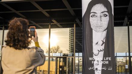 Die Künstlerin will mit der Aktion auf die Proteste im Iran aufmerksam machen. 